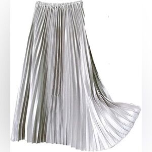 2 for $12 🎉 Silver Pleated XS Skirt